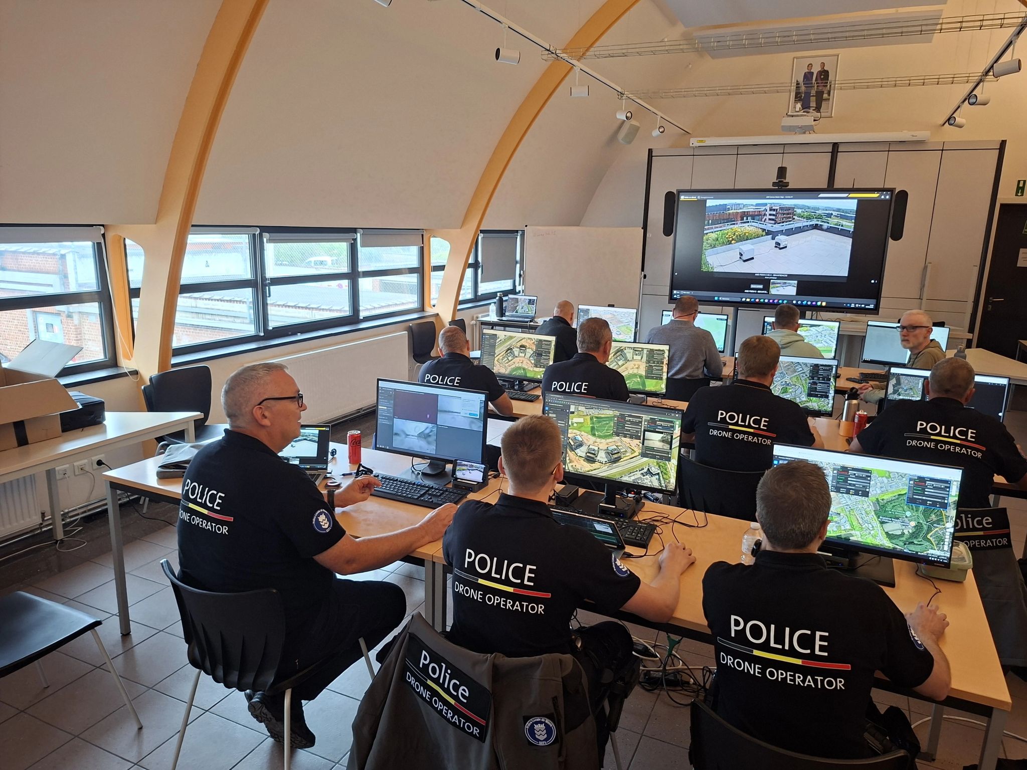 Des opérateurs drone de la police en formation devant leurs écrans de supervision