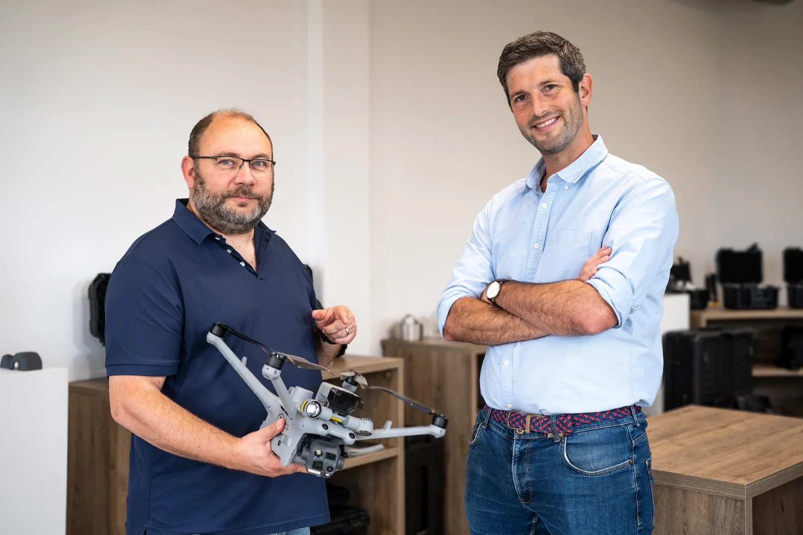 Didier Van Nes, à gauche avec un drone, et Antoine de Menten, à droite