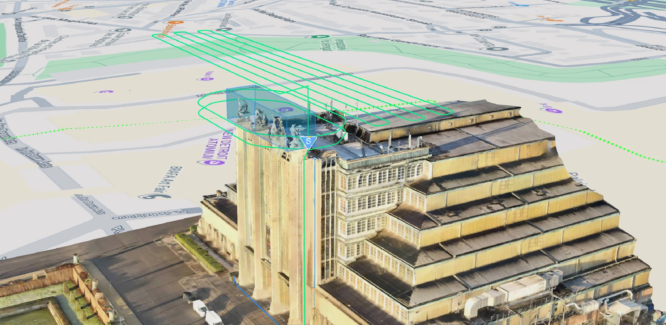 Modèle 3D d’un bâtiment avec des parcours de vol tracés autour de la façade et des statues